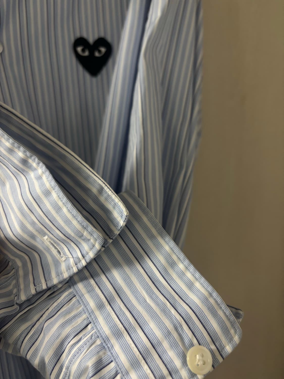 ⭐️희귀매물⭐️ 꼼데가르송 플레이 스카이블루 스트라이트 셔츠 블랙와펜 상품이미지5