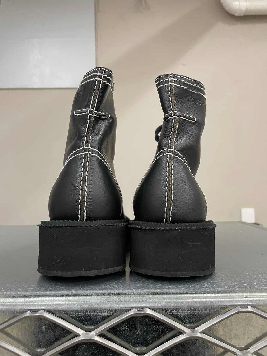 지방시 블랙 레더 앵클 부츠42 상품이미지3