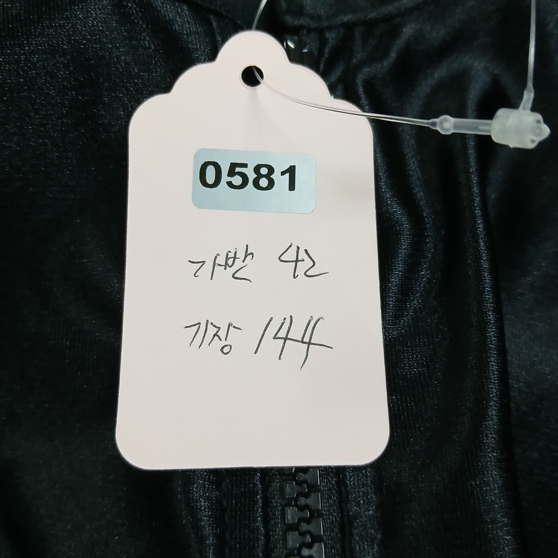 H&M 블랙 벨벳 짚업 점프수트 상품이미지9