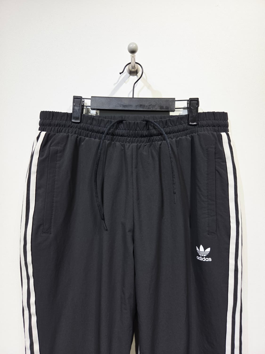 아디다스 오리지널스 웜업 트랙 팬츠 블랙 상품이미지3
