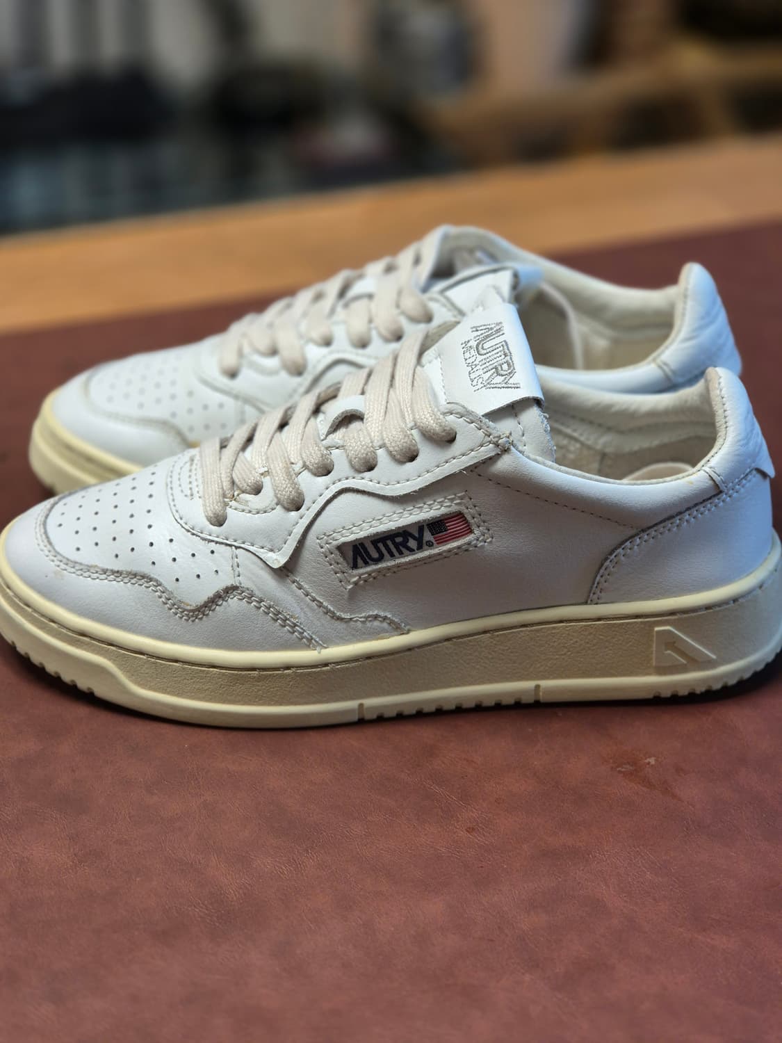 실착용2회 235-240(37) 오트리 메달리스트 로우 스니커  상품이미지2