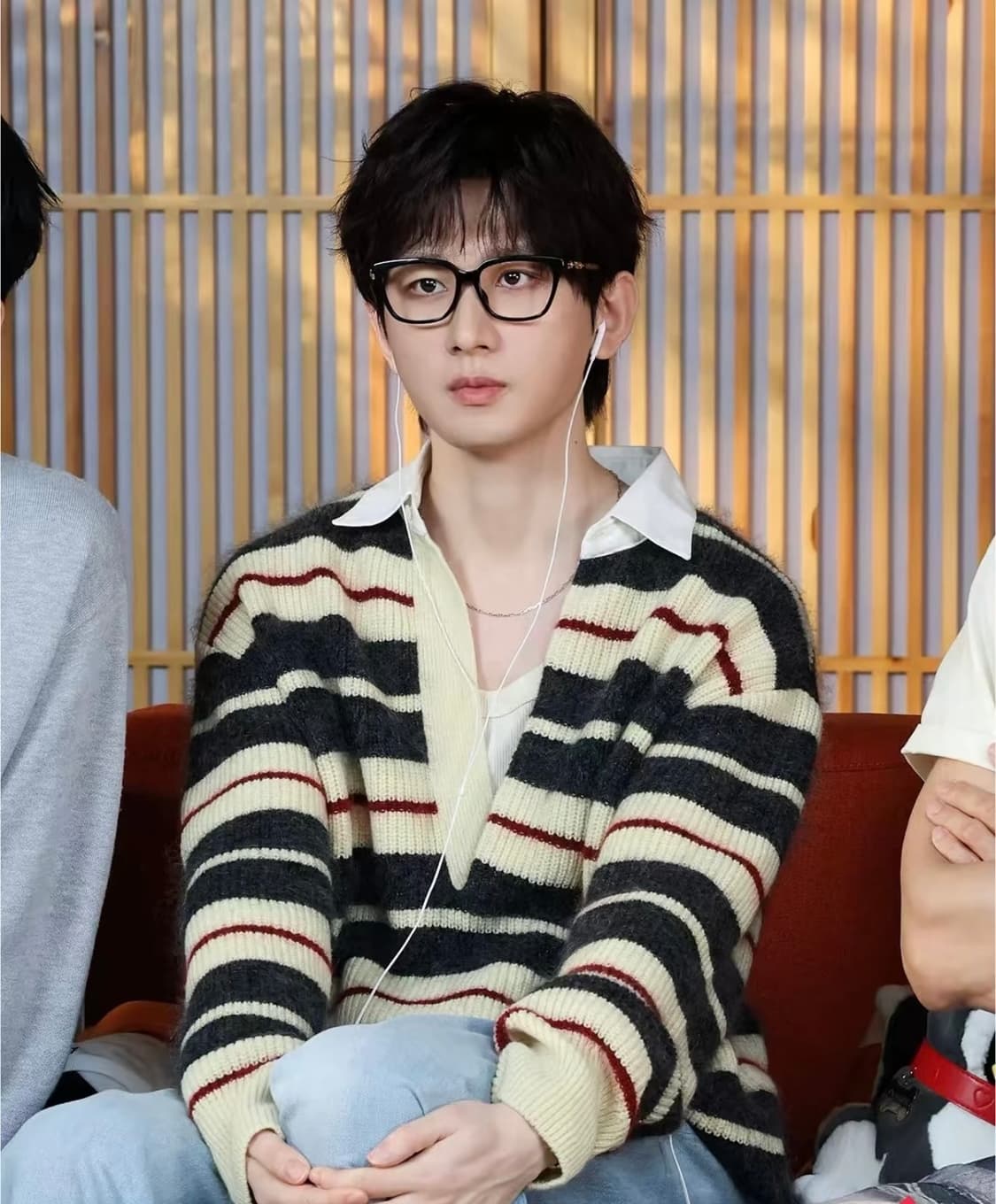 (25새상품)솔리드옴므 옐로우 스트라이프 오픈 칼라 니트 상품이미지5