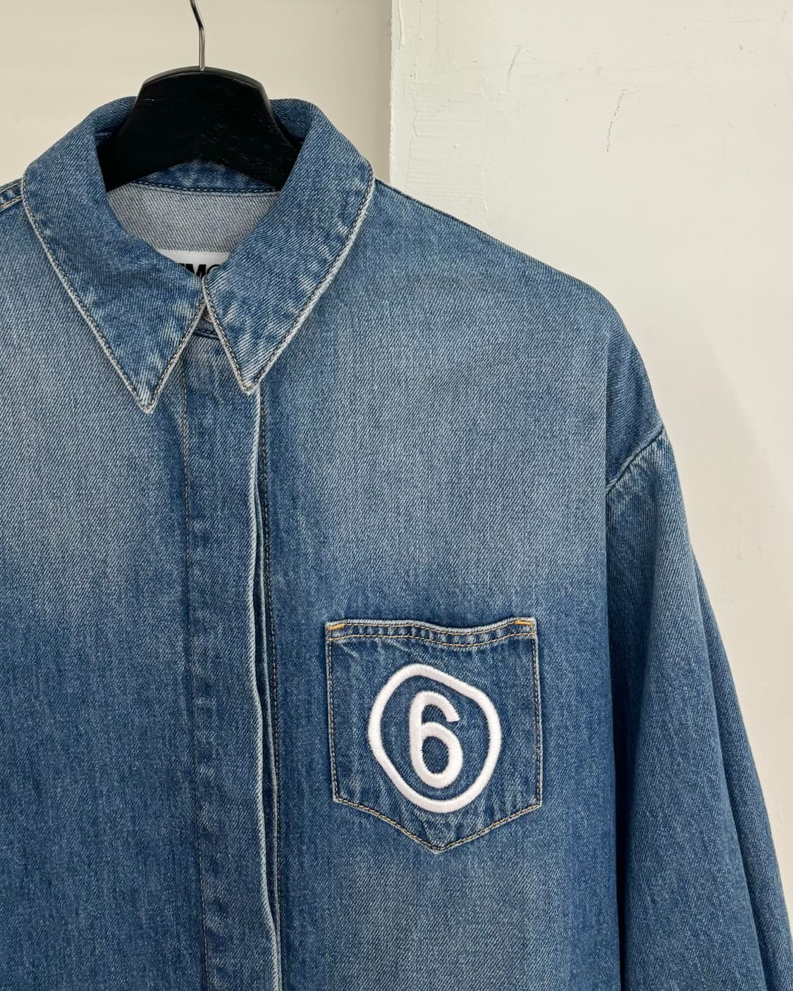 엠엠식스 포켓 자수 오버사이즈 데님 셔츠 상품이미지4