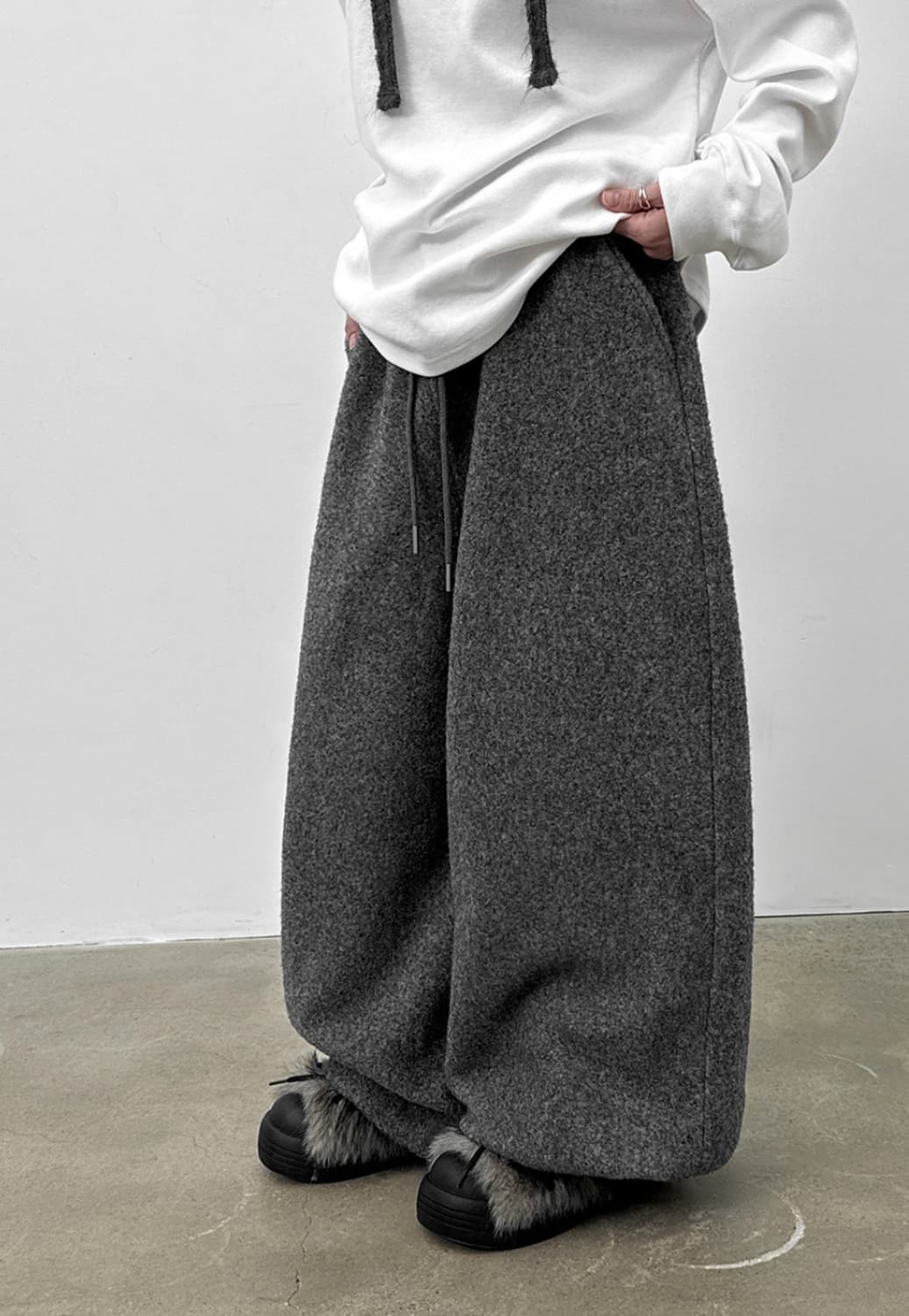 블랙업 베얼리 플리스 투웨이 밴딩팬츠 상품이미지1