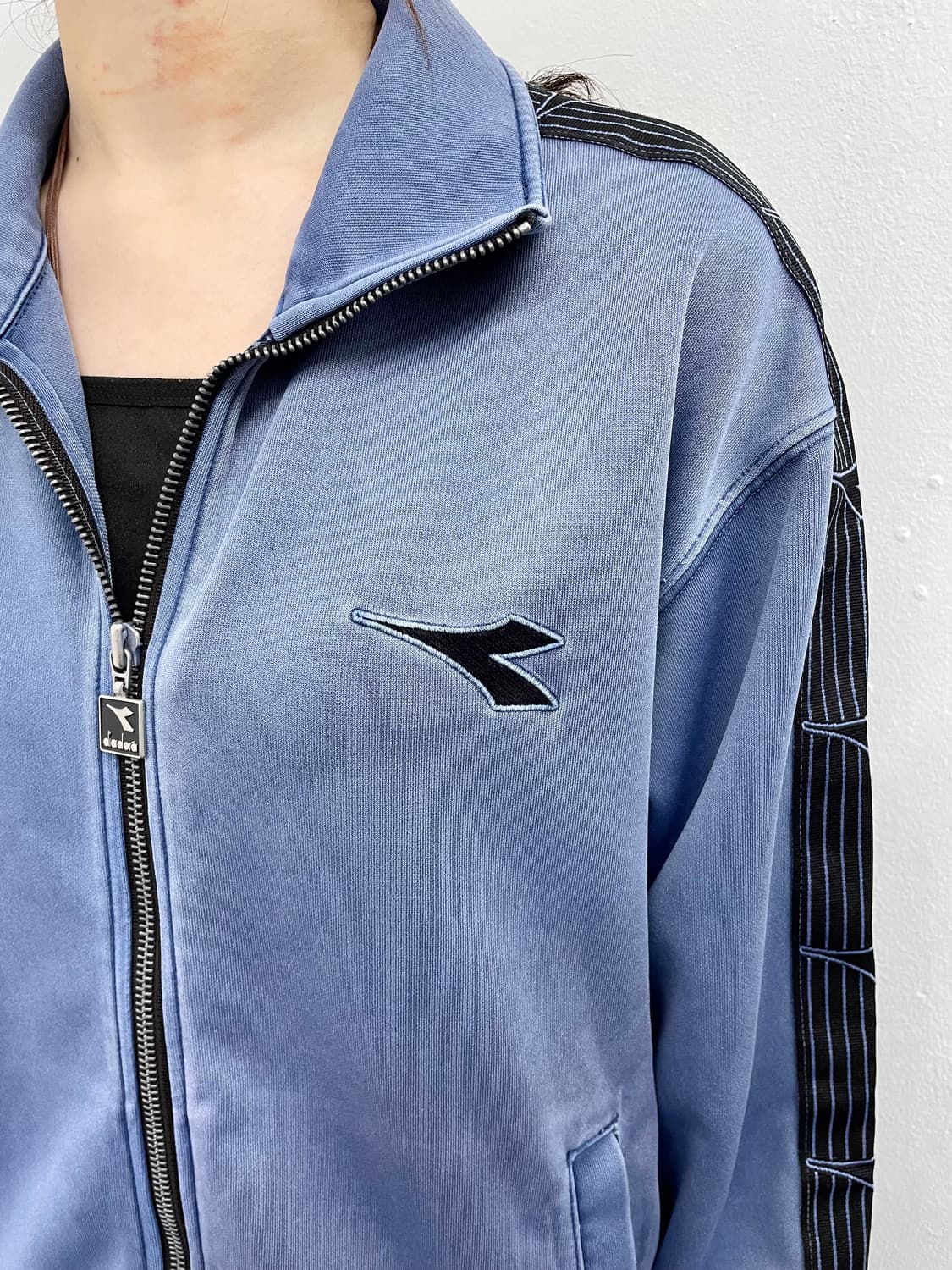 디아도라 사이드 로고 트랙집업 상품이미지4