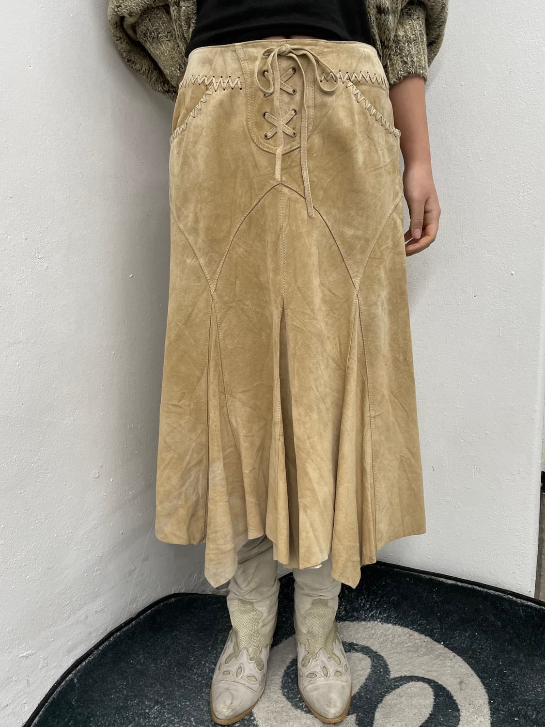 데자뷰 돈피 100% 스티치 디테일 스커트 상품이미지3