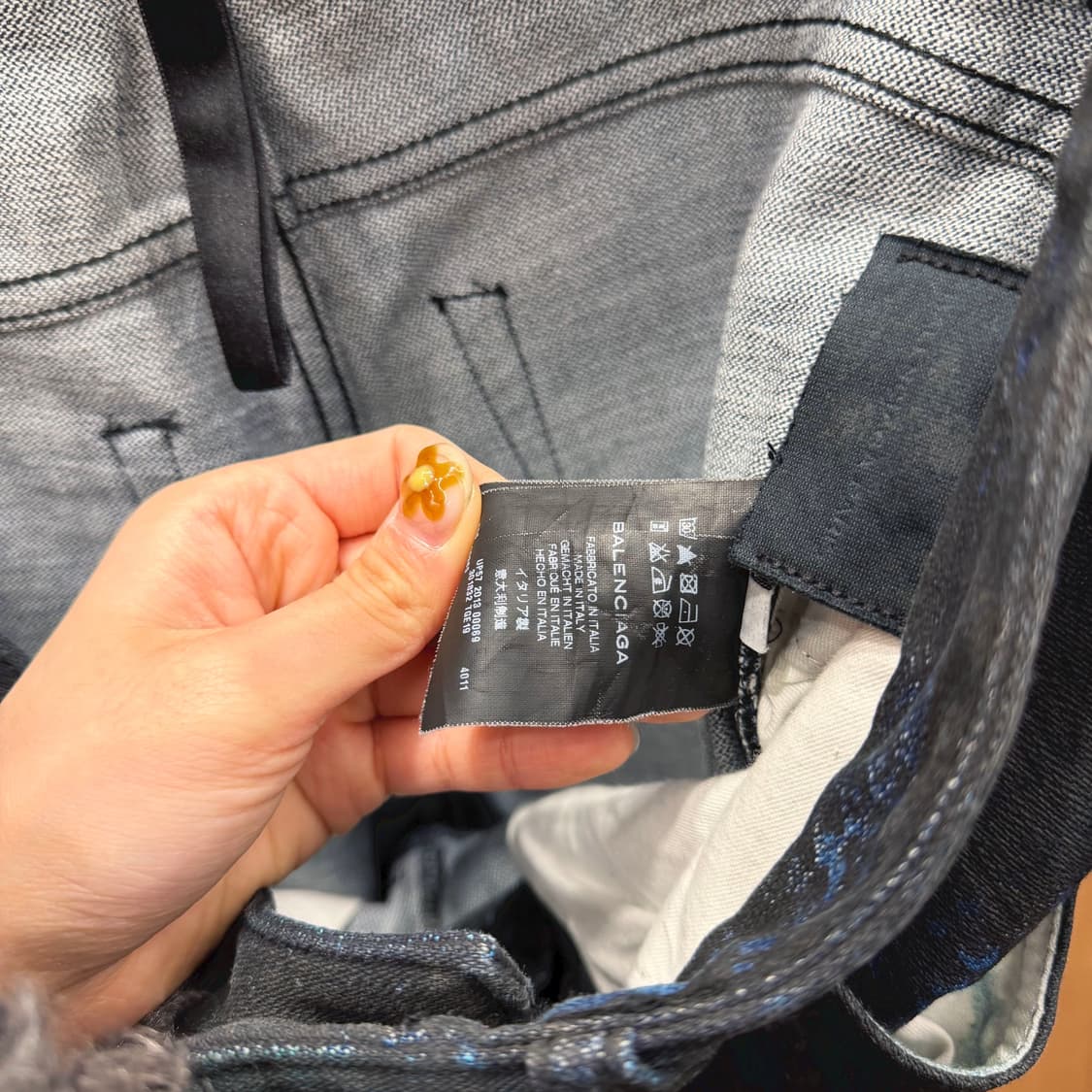 발렌시아가 데님 팬츠 블루 페인팅 히든 버튼 디테일 스트레이트 핏 블랙 상품이미지7