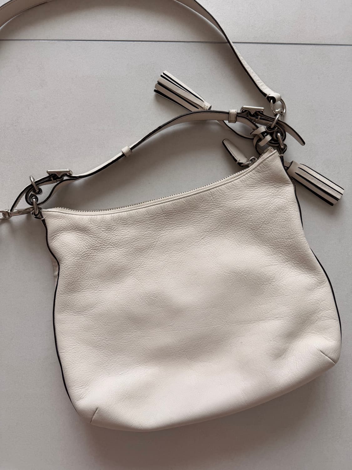 코치 화이트 호보백 숄더백 상품이미지3