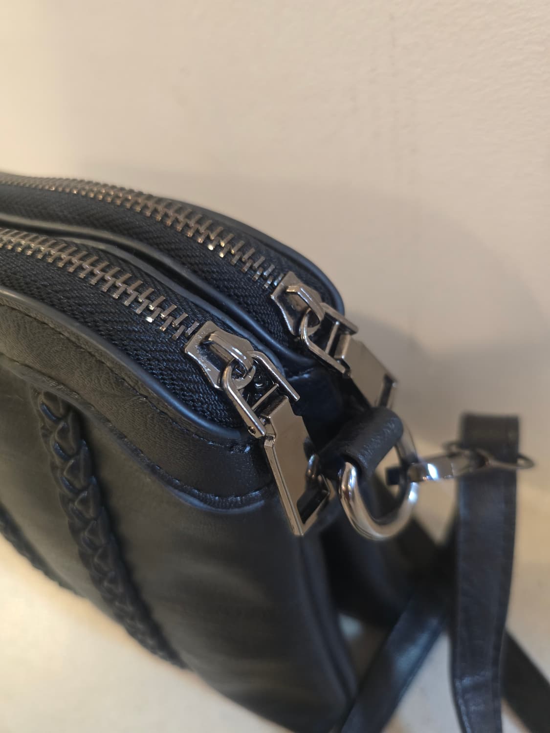 블랙가죽 꼬임 크로스백 상품이미지3