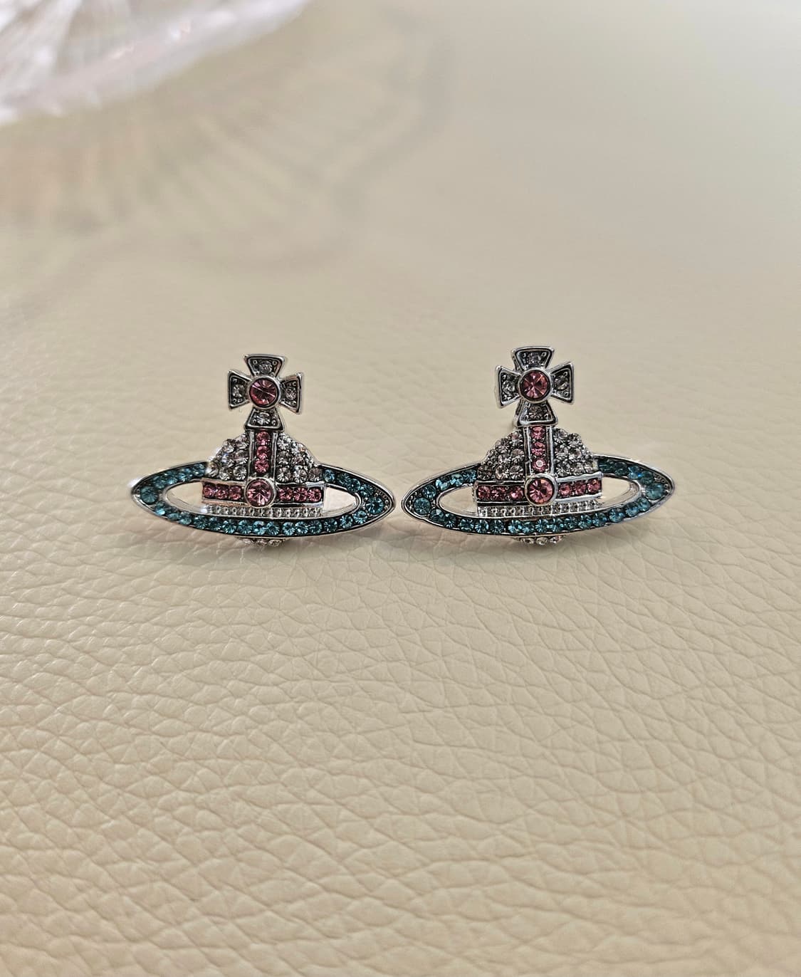 비비안웨스트우드 업사이클링 블루큐빅 귀걸이 상품이미지2