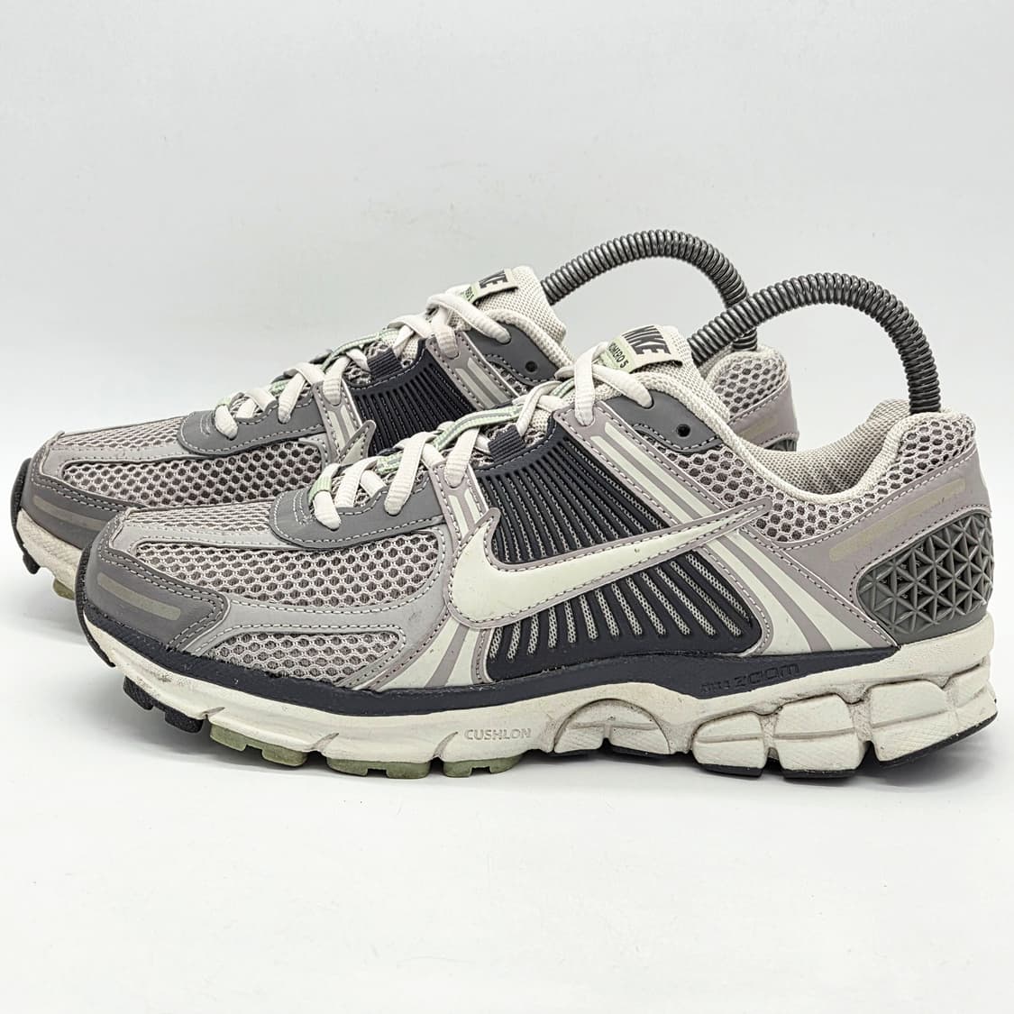 나이키 우먼스 줌 보메로5 코블스톤 앤 플랫 퓨터 (255)  상품이미지1