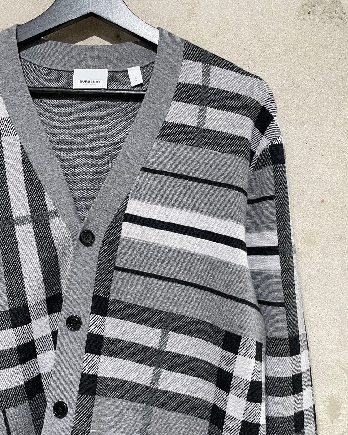 버버리 그레이 스트라이프 체크 울 가디건 상품이미지3