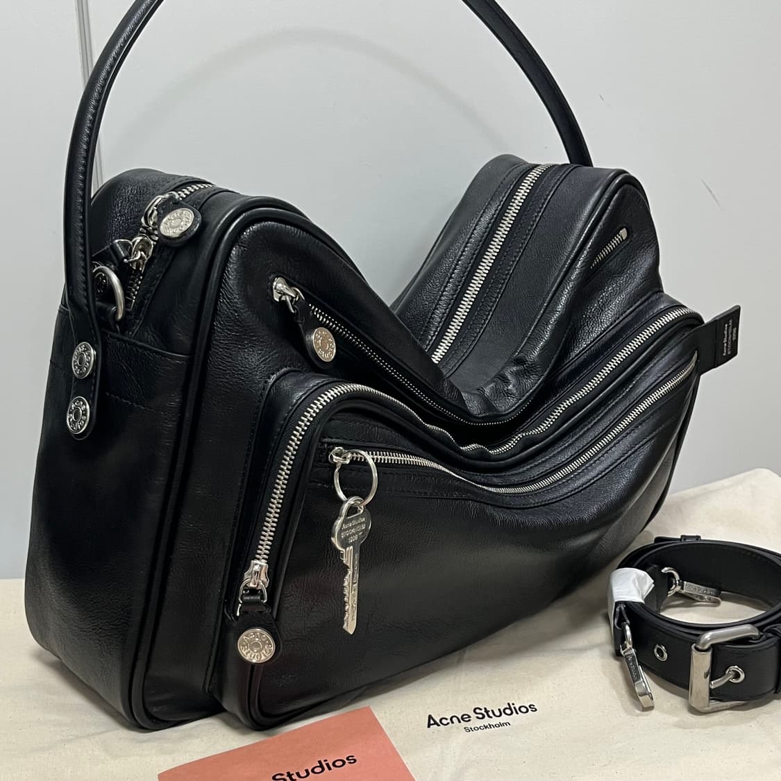 아크네스튜디오 25fw 카메로백 라지/블랙 상품이미지2