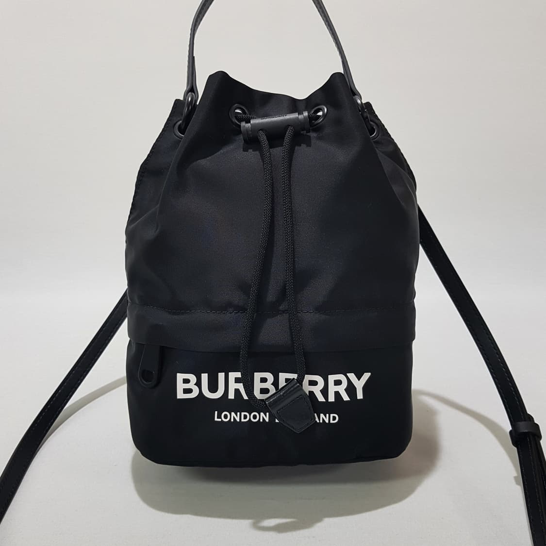 버버리 포이베 파우치 버킷백 블랙  상품이미지2