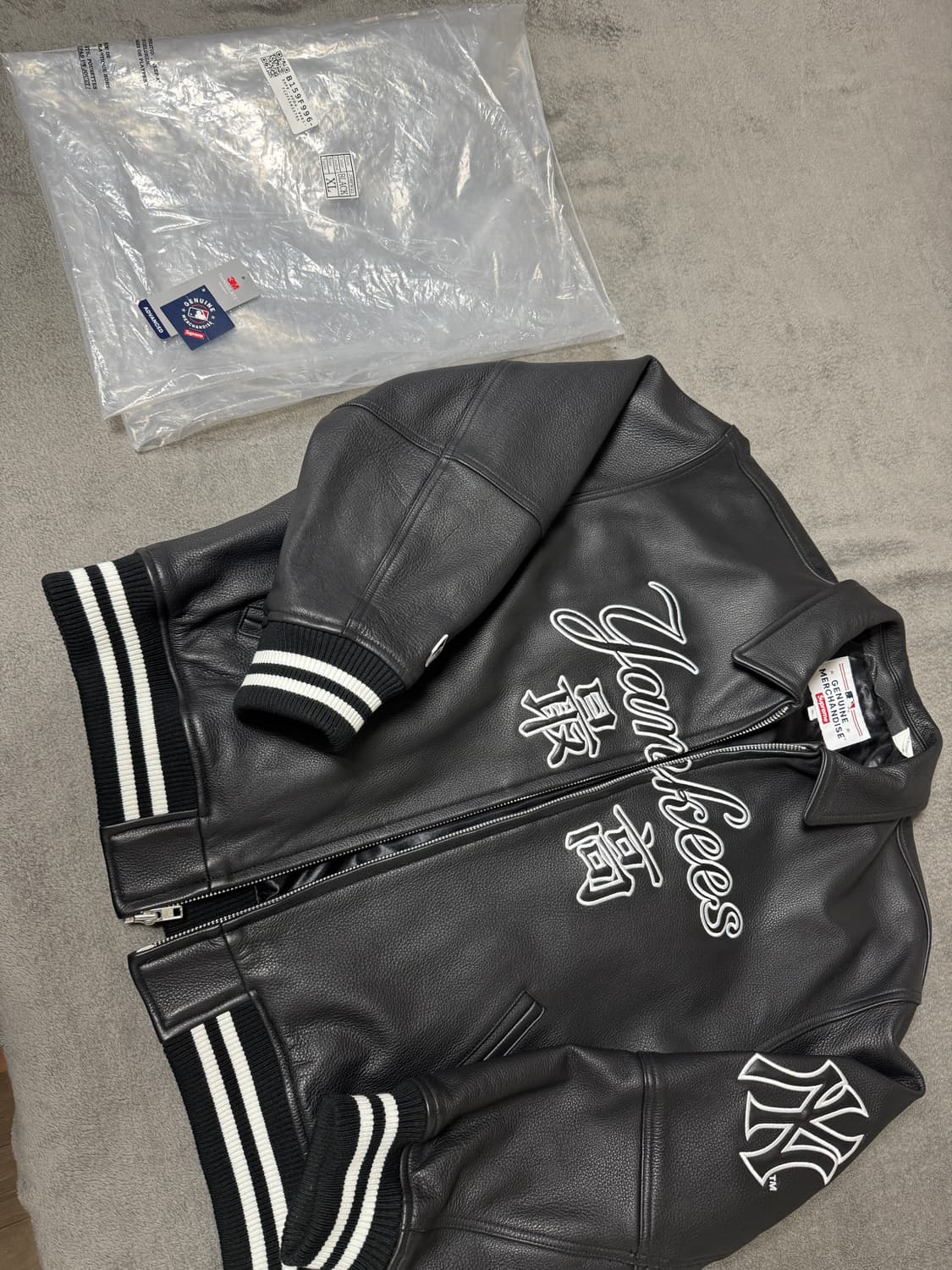 슈프림 뉴욕 양키스 레더 바시티 자켓 XL사이즈 판매합니다. 상품이미지1