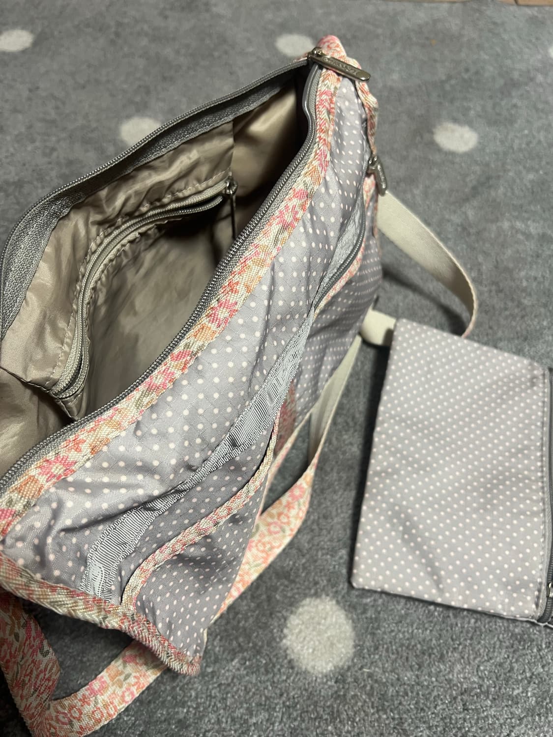 Lesportsac 레스포삭 로즈도트 크로스백 상품이미지4