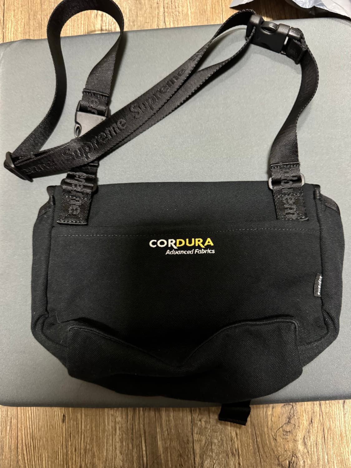 슈프림 미니 메신저 백 블랙 - 25SS 상품이미지3