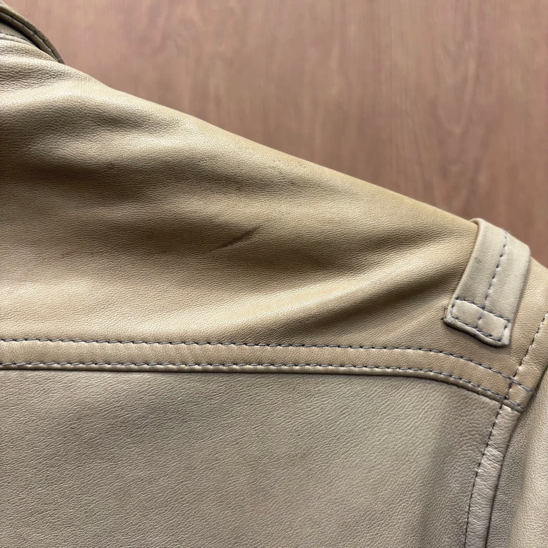 띠어리 하이넥 레더 자켓 4포켓 소매 지퍼 디테일 레귤러핏 베이지 상품이미지9