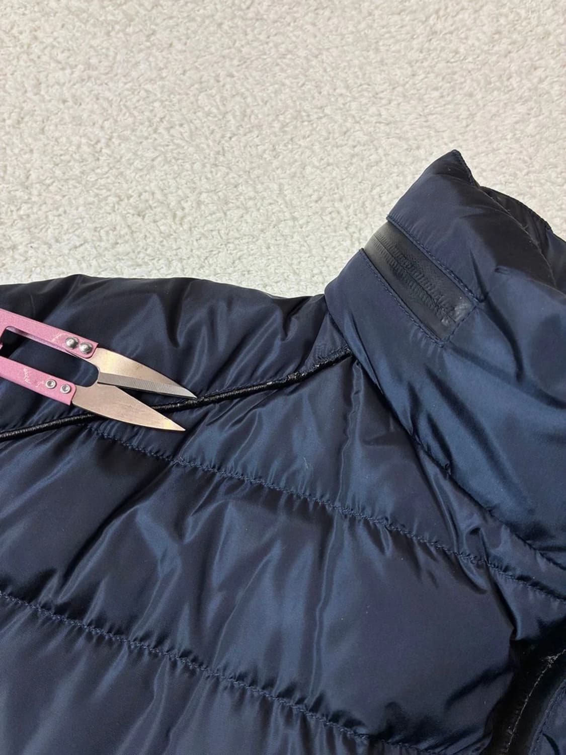 프라다 PRADA 삼각 플레이트 경량 구스다운 패딩 PN6799 상품이미지3