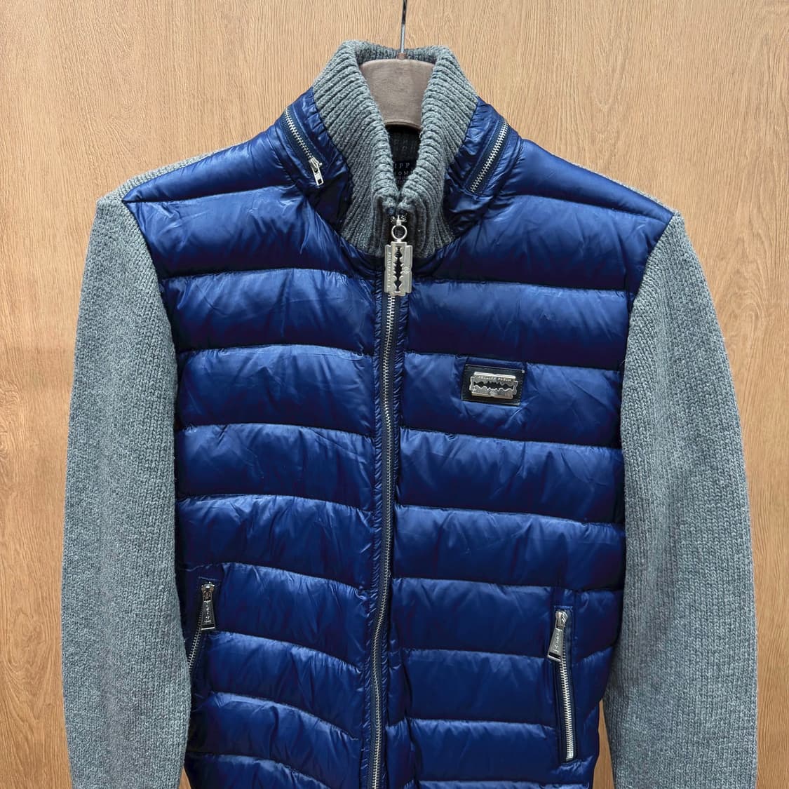 필립 플레인 옴므 패딩 점퍼 메탈 로고 플라크 자수 디테일 블루 그레이 상품이미지4