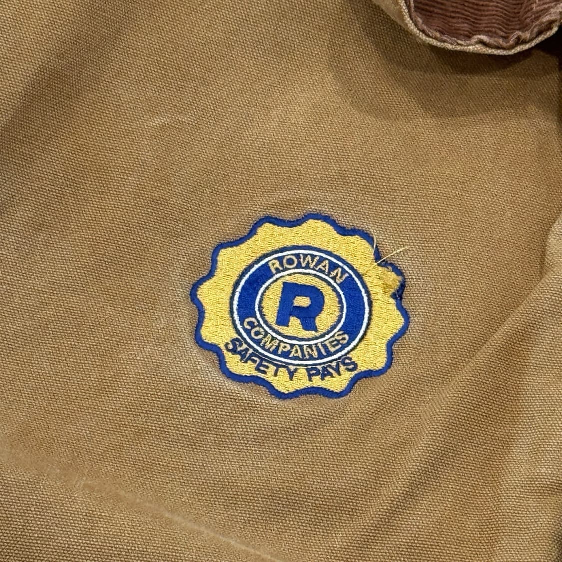 칼하트 J01 디트로이트 로완 컴퍼니스 커스텀 자켓 브라운 상품이미지3