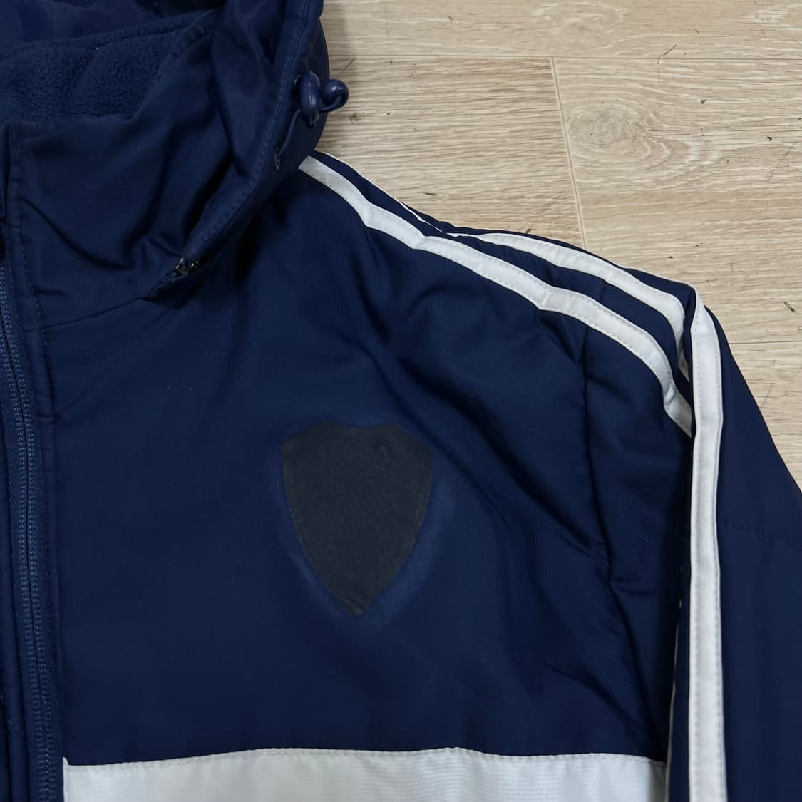 아디다스 여성 사이드라인 삼선 후드 패딩 점퍼 [네이비] M/95 상품이미지4