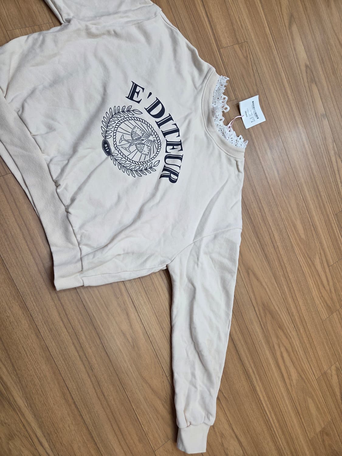 OZOC 아이보리 맨투맨 Free 사이즈입니다. 목 부분에 레이스 장식이 상품이미지1