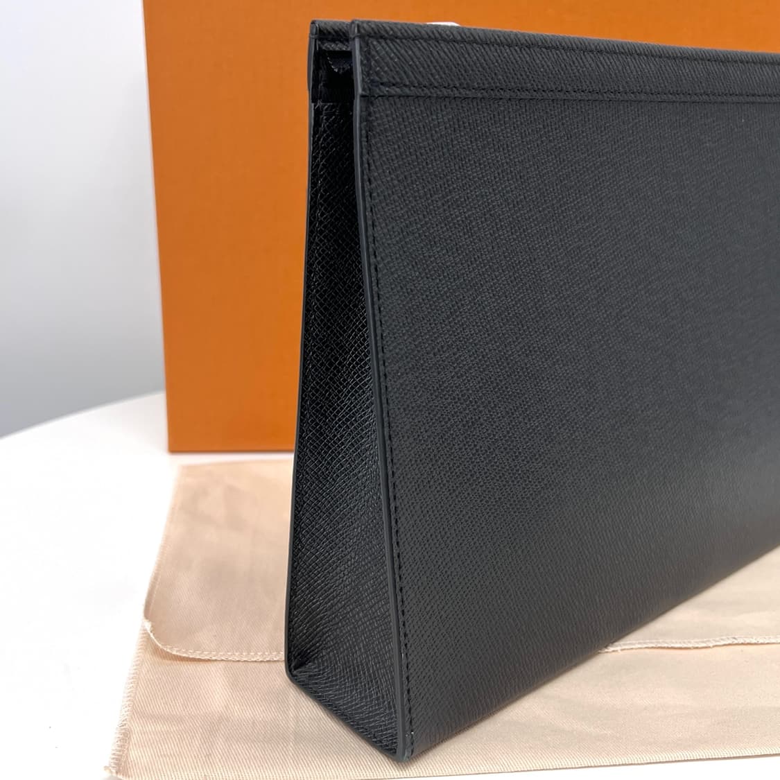 루이비통 LV 타이가 포쉐트 보야주 클러치백 블랙 (M30450) 상품이미지6