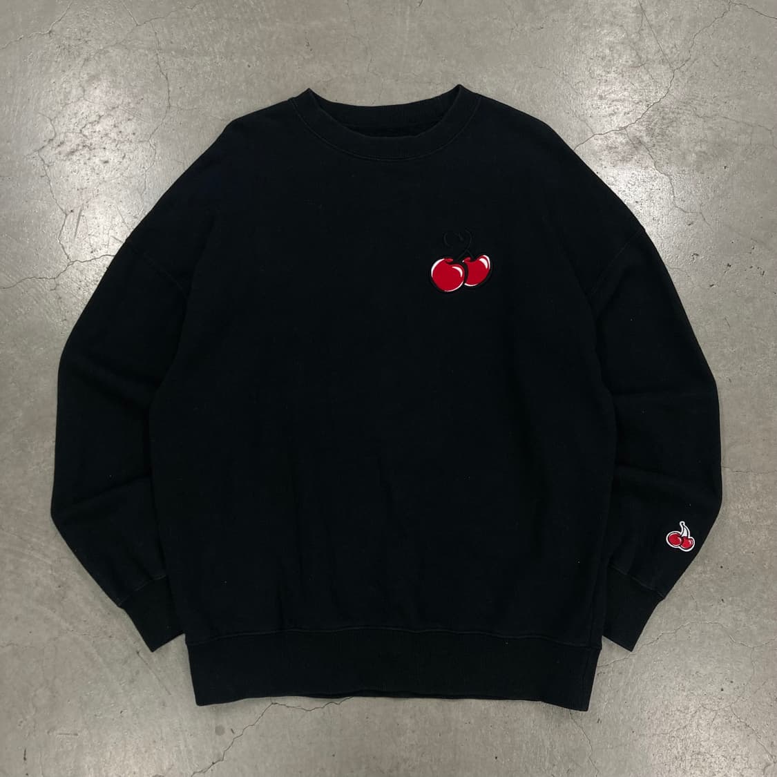 키르시 블랙 컬러 체리 로고 맨투맨 상품이미지1