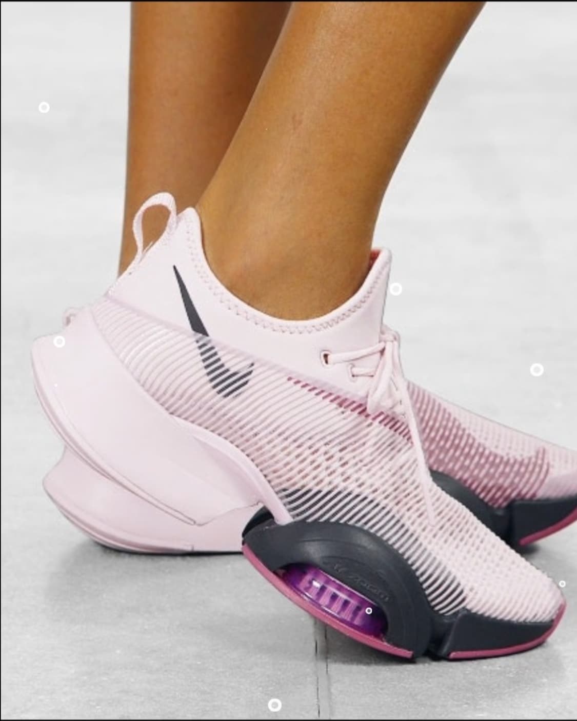 나이키 러닝화 에어 줌 슈퍼렙 BQ7043-665사이즈230

많이 신지 상품이미지1