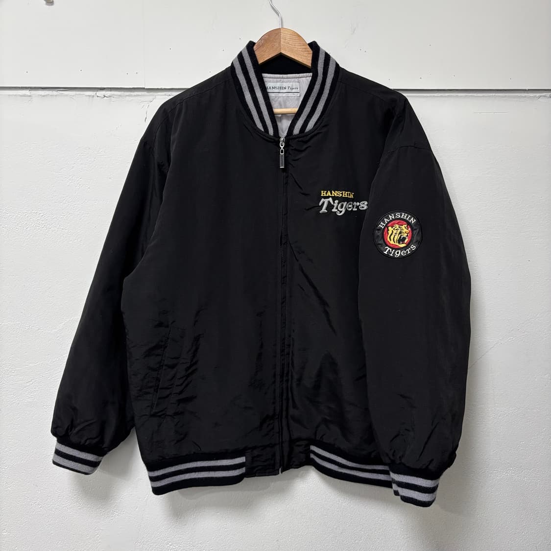 한신타이거즈 블랙 스타디움 점퍼 상품이미지2
