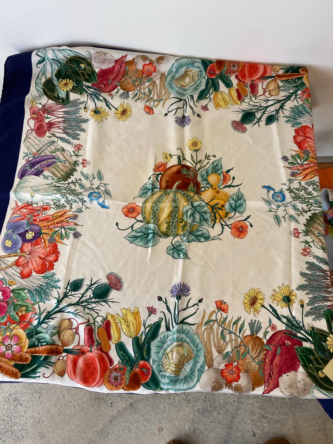 구찌 플라워 프린트 실크 스카프 네이비 상품이미지7