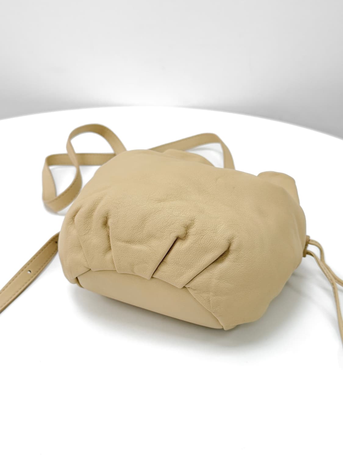 르메르 램스킨 글러브 버킷 펄스백 상품이미지5