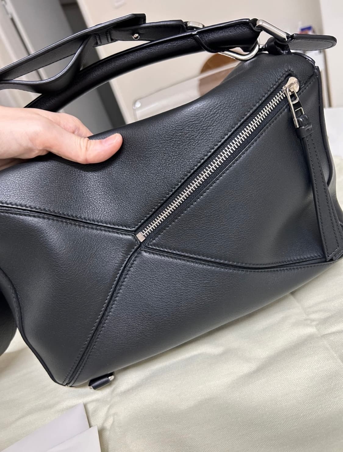 로에베 퍼즐백 미듐 블랙 상품이미지4