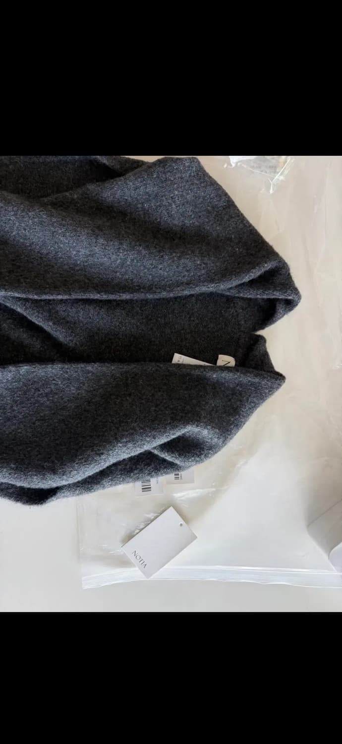 노티아 마일드 숄더 니트 차콜 상품이미지6
