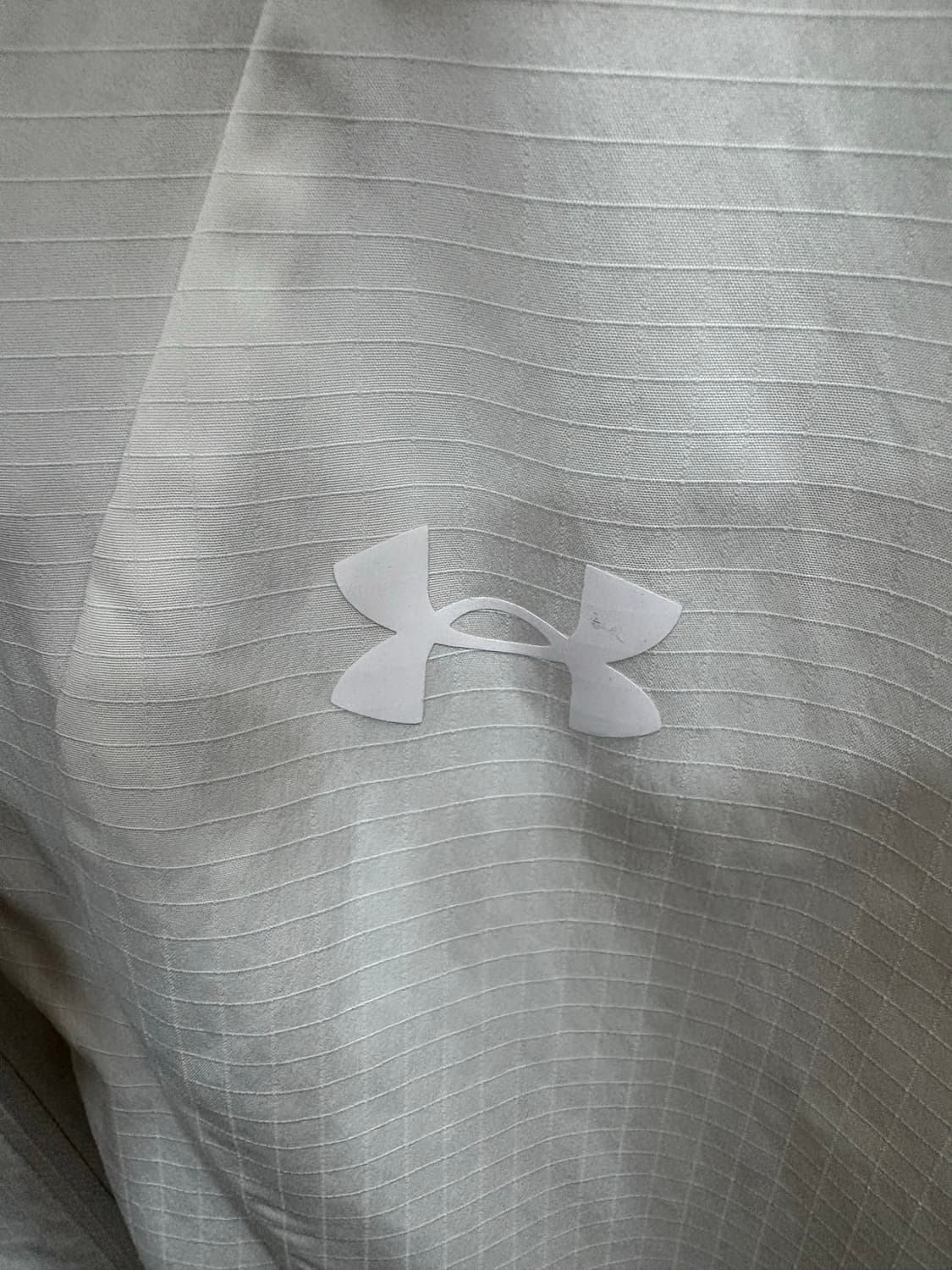 언더아머 화이트 바람막이 L사이즈 상품이미지3