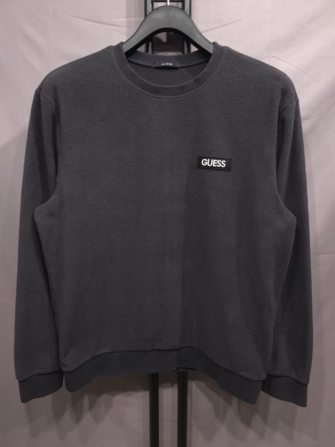 게스 로고와펜 부클 차콜 맨투맨 105 상품이미지1