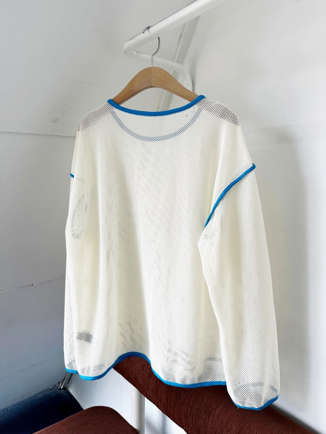 Loose gauge wide silhouette mesh top 상품이미지5