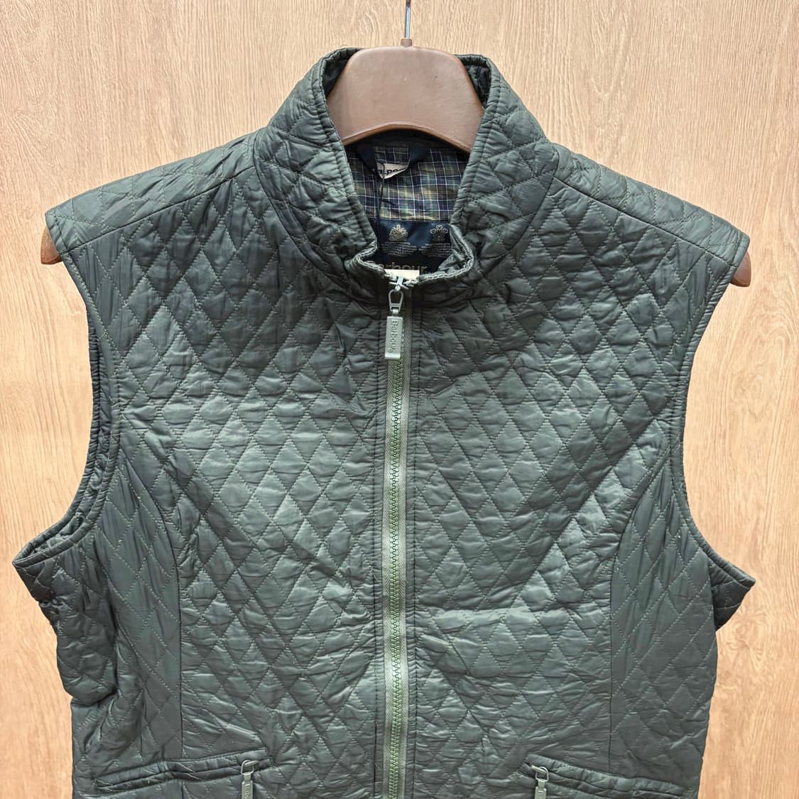 바버 하이넥 퀄팅 베스트 다이아 누빔 백 사이드 버튼 탭 디테일 카키 상품이미지4