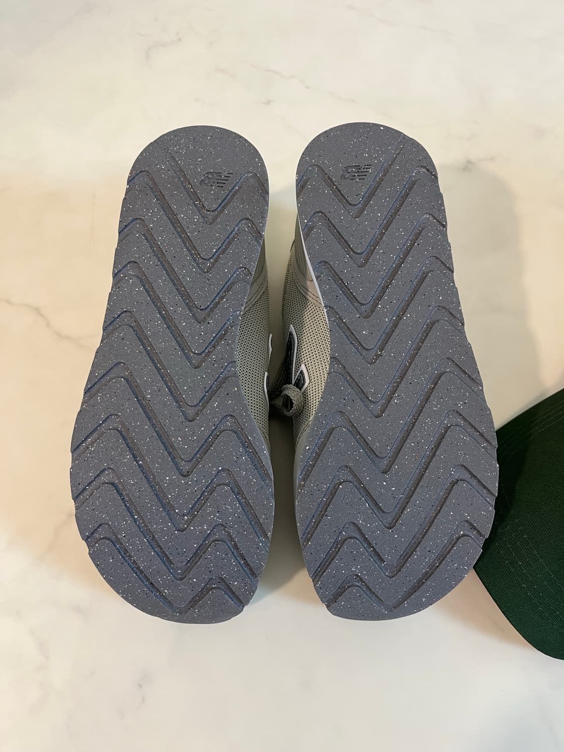 새제품 뉴발란스 여성 신발 (카키 그린 / 255mm) 상품이미지9