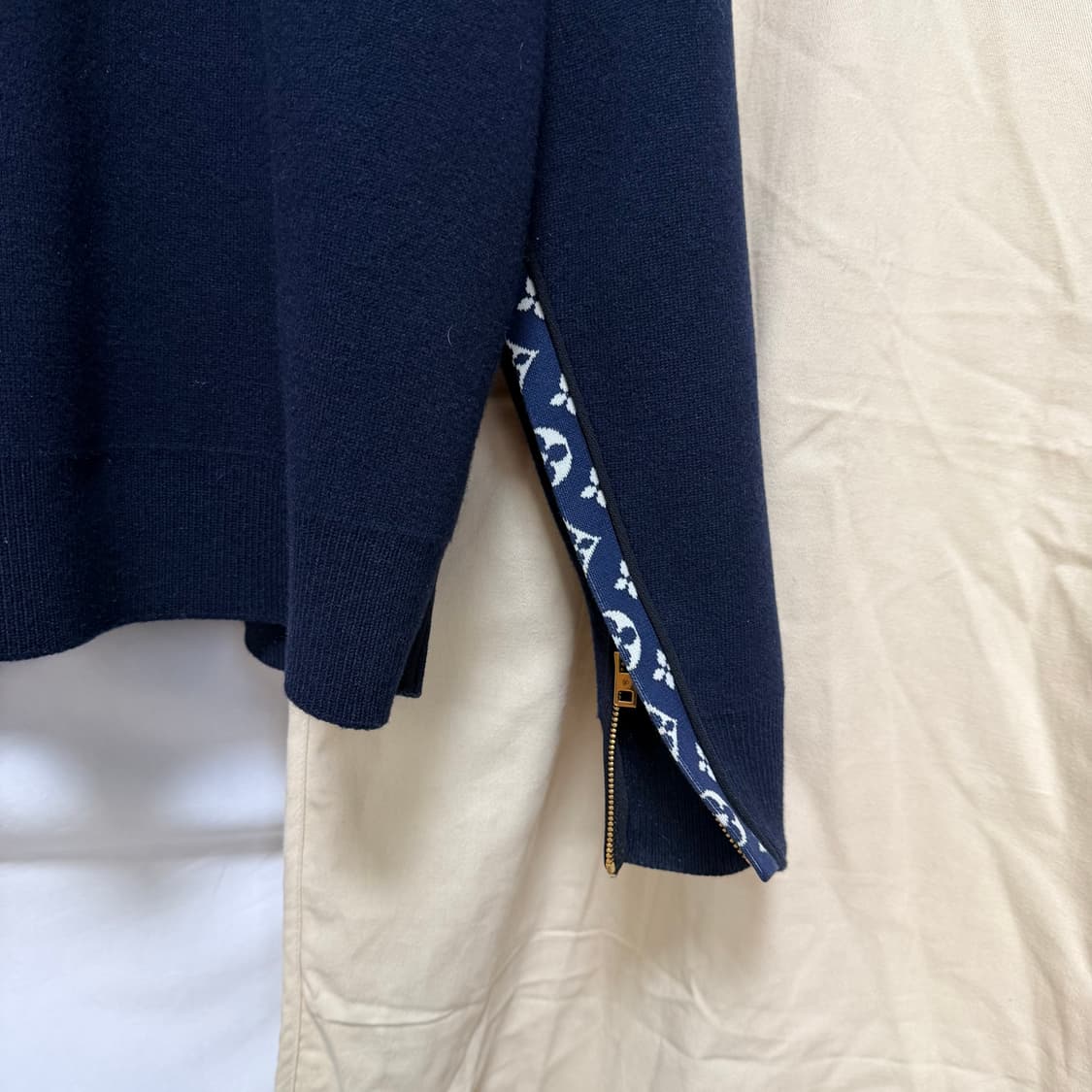 [S+급/S] 루이비통 블루 오픈 슬리브 라운지웨어 모노그램 여성 니트 상품이미지4