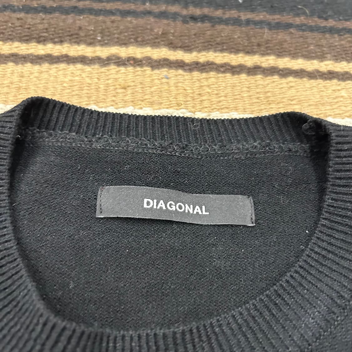 다이애그널 크롭 버튼 니트 탑 상품이미지3