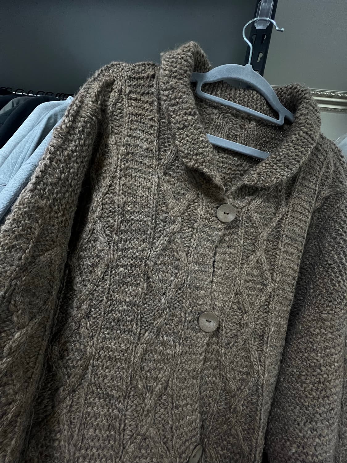 꽈배기 단추 가디건 브라운 모리걸 상품이미지3