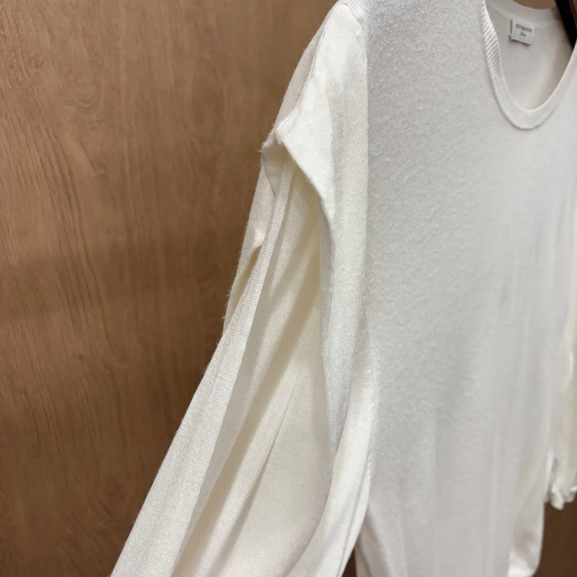 드리스 반 노튼 라운드넥 긴팔 니트 밑단 시보리 퍼프 디테일 아이보리 상품이미지6