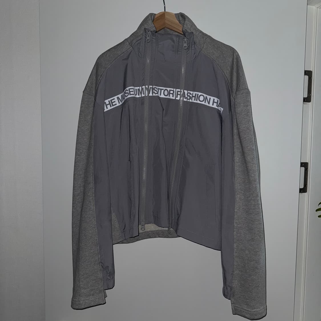 더뮤지엄비지터 FLEXIBLE JACKET (GREY) os 상품이미지2