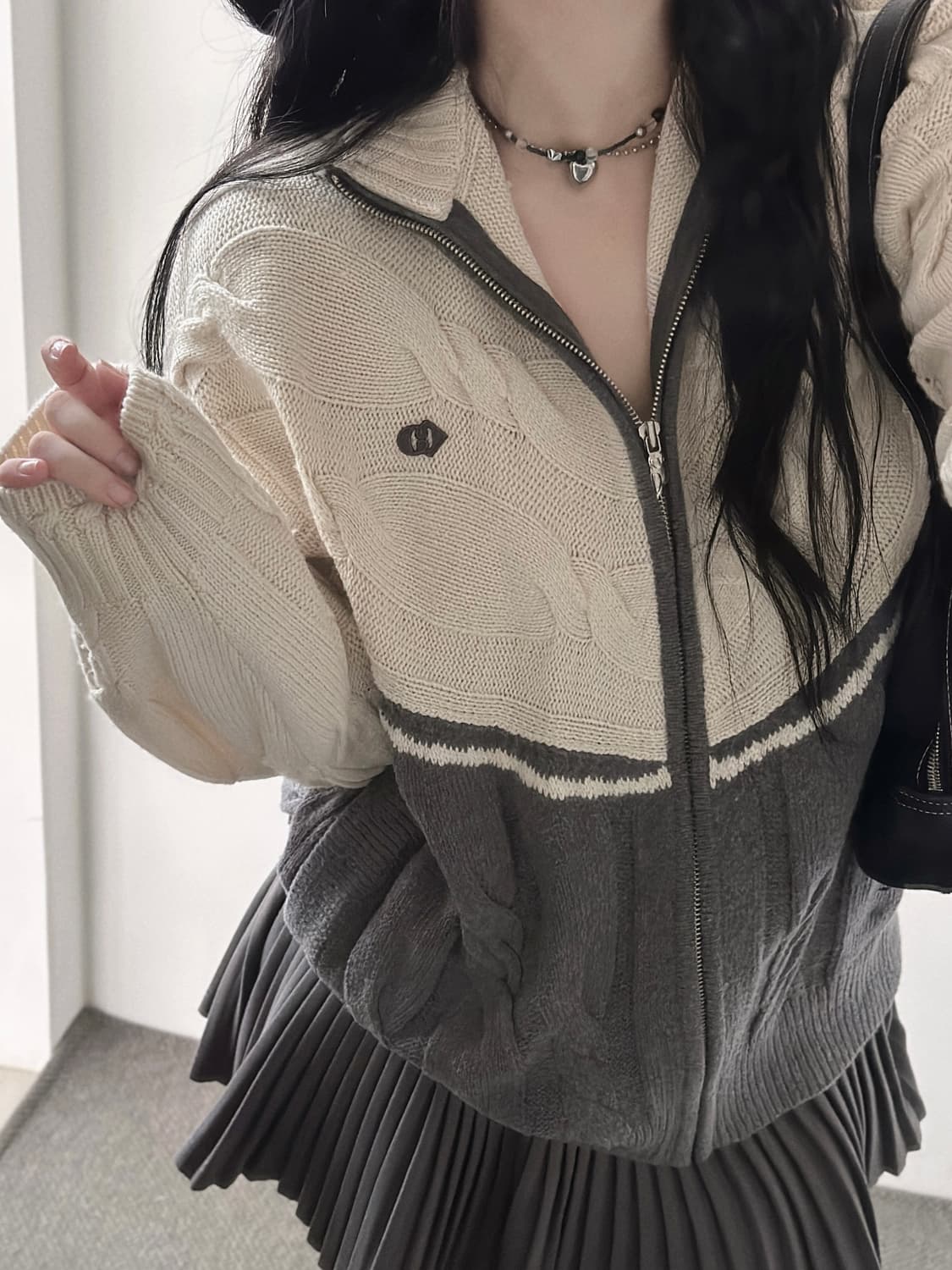 럭키 슈에뜨 25SS 아이보리 배색 케이블 니트집업  상품이미지1