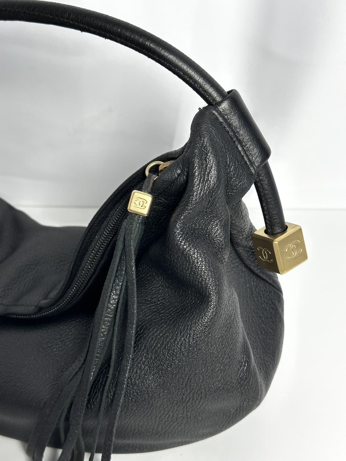 Chanel 블랙 레더 호보 숄더백 상품이미지4