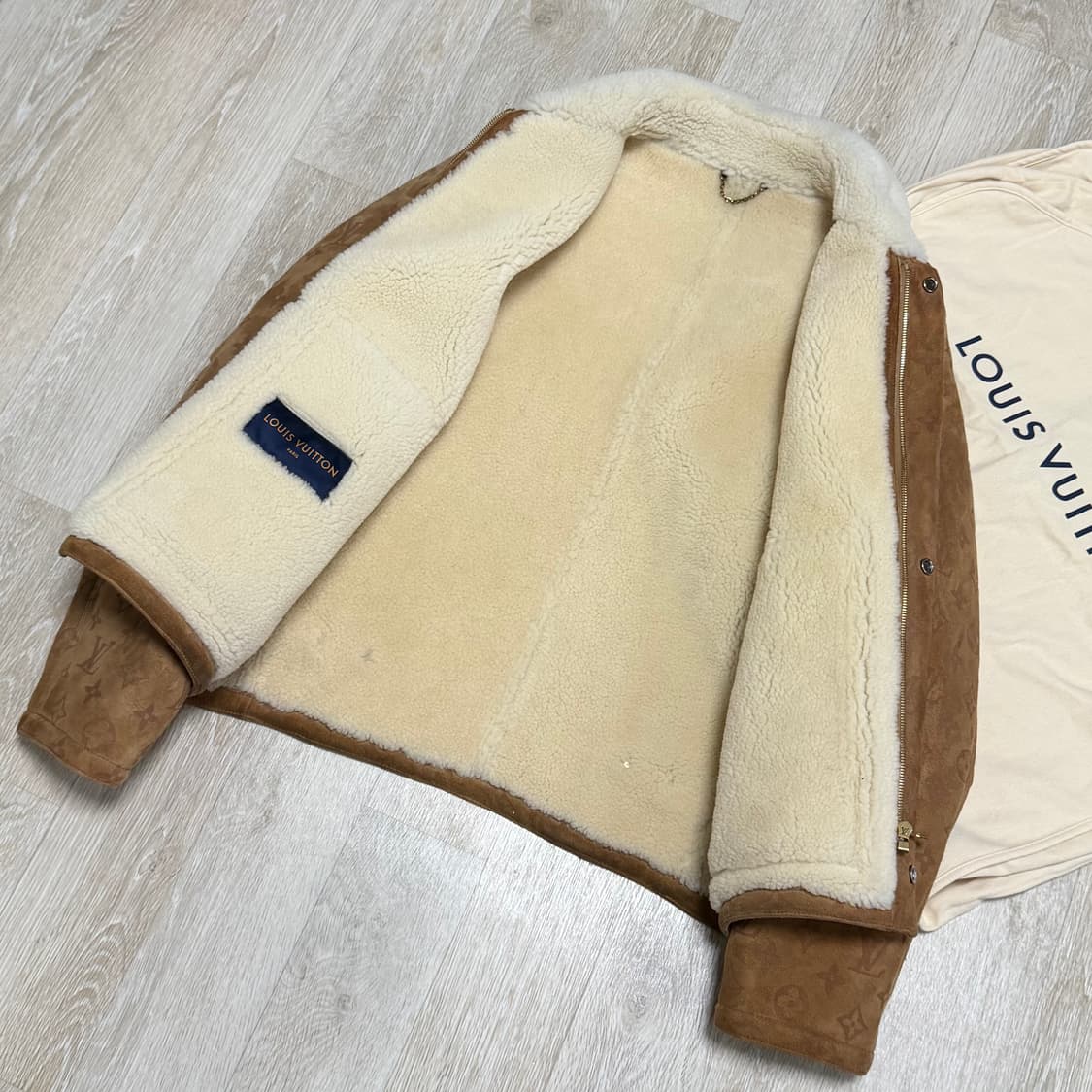 [48/새상품급] 루이비통 시어링 엠보스드 모노그램 스웨이드 무스탕 자켓 상품이미지2