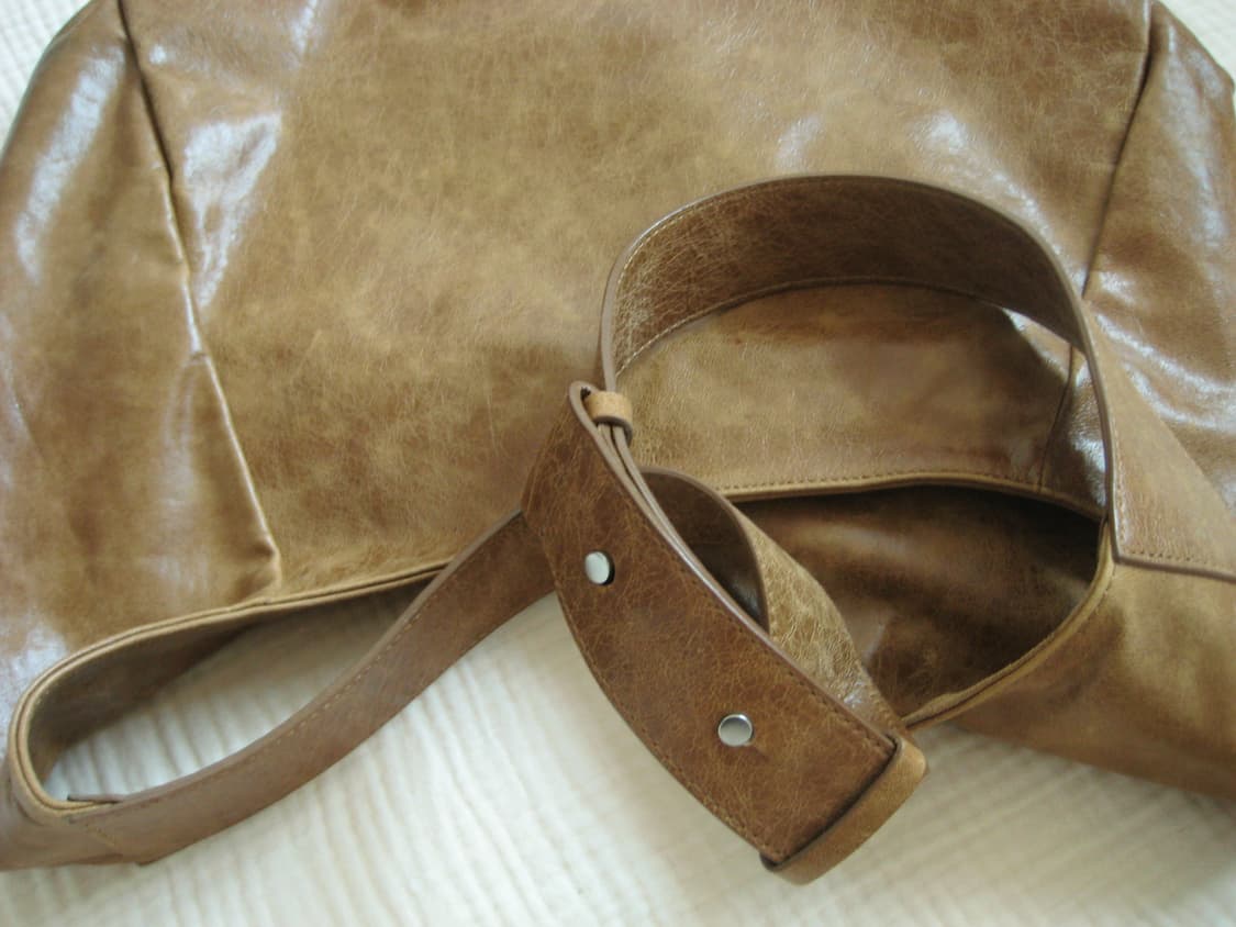 [1회 착용] coor 쿠어 하프 문 크로스 레더 토트백_원가 19.5 상품이미지8