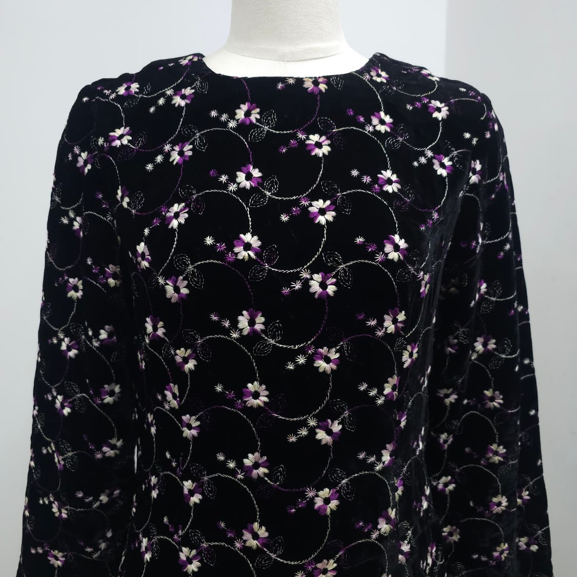 블랙 벨벳 퍼플 플라워 자수 원피스 상품이미지4